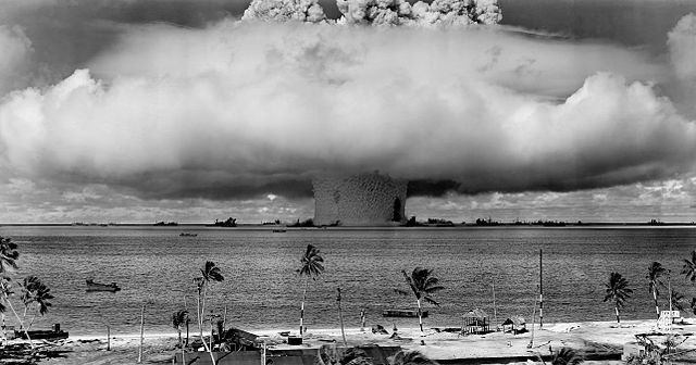 Atompilz der »Baker«-Explosion, Teil der Operation Crossroads, einem Nuklearwaffentest der Vereinigten Staaten von Amerika, durchgeführt am 25. Juli 1946 auf dem Bikini Atoll. Die Schiffe, die zu sehen sind, wurden durch das radioaktiv verseuchte Wasser so stark kontaminiert, dass etliche nicht mehr zu dekontaminieren waren und versenkt wer­den mussten. Die Aussage, die in diesem Bild steckt, ist nicht die beeindruckende Größe und Form des gewaltigen Atompilzes der Explosion, es ist die traurige und erschreckende Botschaft: »Wir sind bereit, Menschen zu Opfern zu machen.«