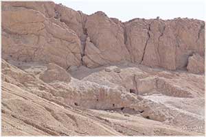Felsengräber in den Berghängen bei Deir el-Bahari [2] | Foto: Sabrina | Reiner | CC BY-SA