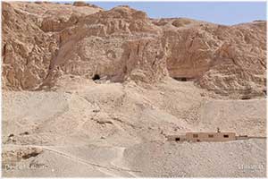 Felsengräber in den Berghängen bei Deir el-Bahari [3] | Foto: Sabrina | Reiner | CC BY-SA