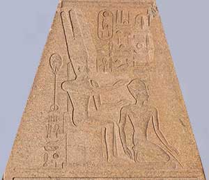Die Spitze des Obelisk von Karnak: Maat-ka-Ra vor Amun-Re | Foto: Sabrina | Reiner | CC BY-SA