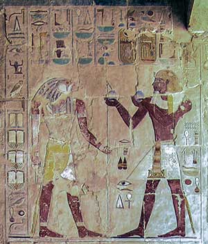 Men-cheper-Ra Djehuti-mes, Thutmosis III., opfert den falköpfigen Totengott Sokar Wein. Untere Anubis-Halle, Deir el-Bahari | Foto: Sabrina | Reiner | CC BY-SA