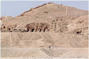 Felsengräber in den Berghängen bei Deir el-Bahari [1] | Foto: Sabrina | Reiner | CC BY-SA