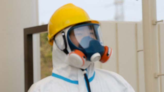 Japanischer Arbeiter des Aufräumkommandos in Fukushima im Schutzanzug  | Foto: U.S. federal governemnt | Public Domain