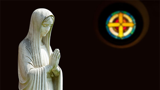 Zahlreiche Bildnisse und Statuen visualisieren die Marienverehrung in der katholischen Kirche. | Foto: © Steve Heap | © Geschütztes Bildmaterial