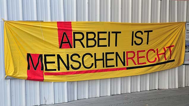 Arbeit ist Menschenrecht | Plakat am Rande einer Kundgebung zum 1. Mai | Foto: Autor: User mummelgrummel, Wikimedia Commons, Lizenz CC BY-SA