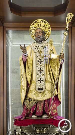 Heiligenfigur des heiligen Nikolaus in der Basilica Pontificia di San Nicola, Bari, Italien | Foto: © Sabrina | Reiner | www.stilkunst.de | Lizenz: CC BY-SA