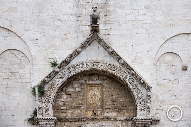 Torbogen am Portal der Basilica Pontificia di San Nicola, Bari, Italien, mit einem Relief des Heiligen Nikolaus | Foto: © Sabrina | Reiner | www.stilkunst.de | Lizenz: CC BY-SA